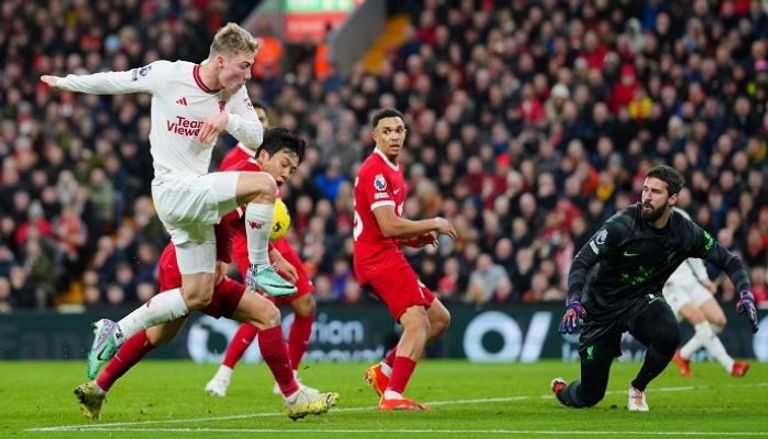 القنوات الناقلة لمباراة ليفربول ومانشستر يونايتد اليوم في الدوري الإنجليزي 2025