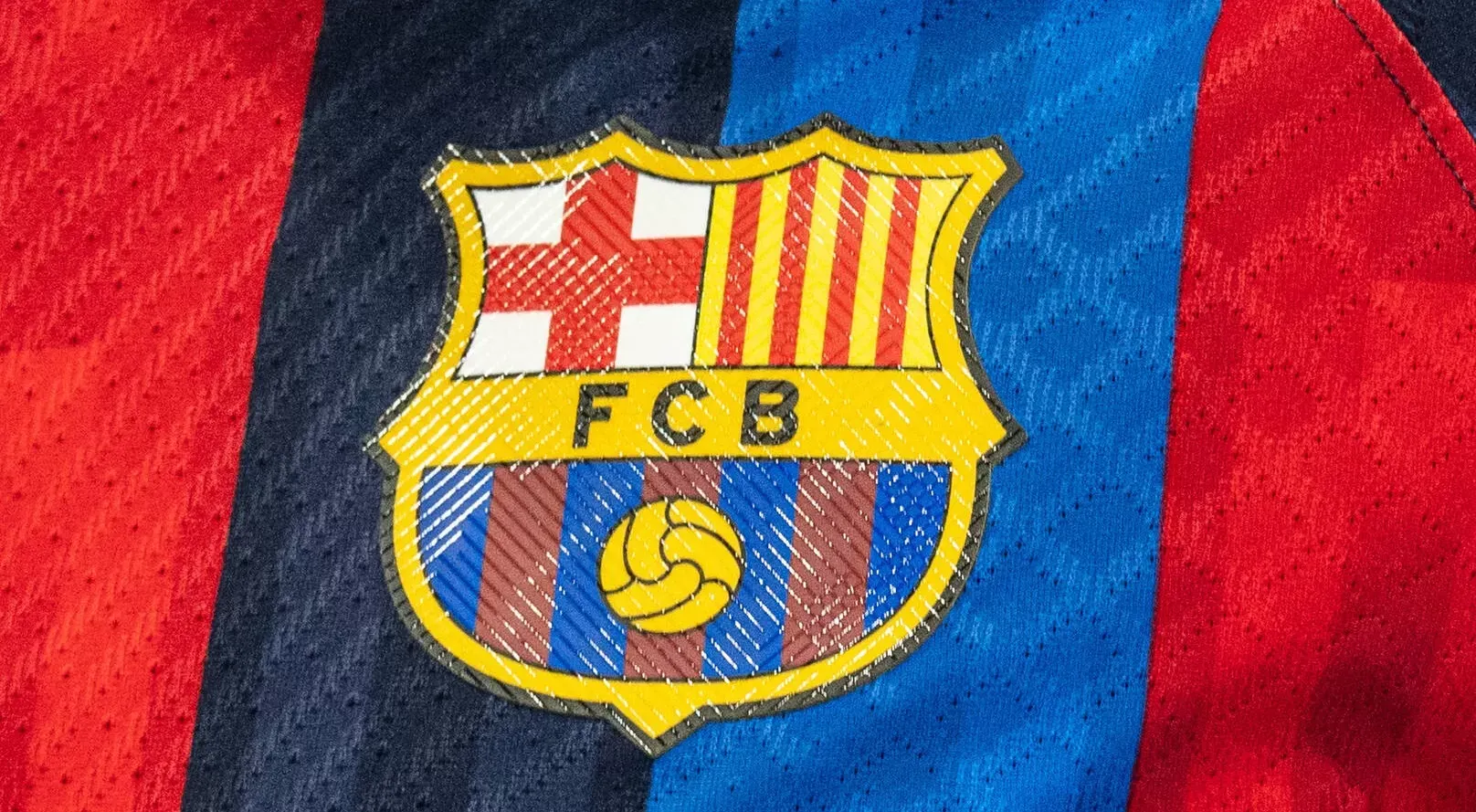 من هو معلق مباراة برشلونة وبوروسيا دورتموند في دوري أبطال أوروبا 2024-2025؟